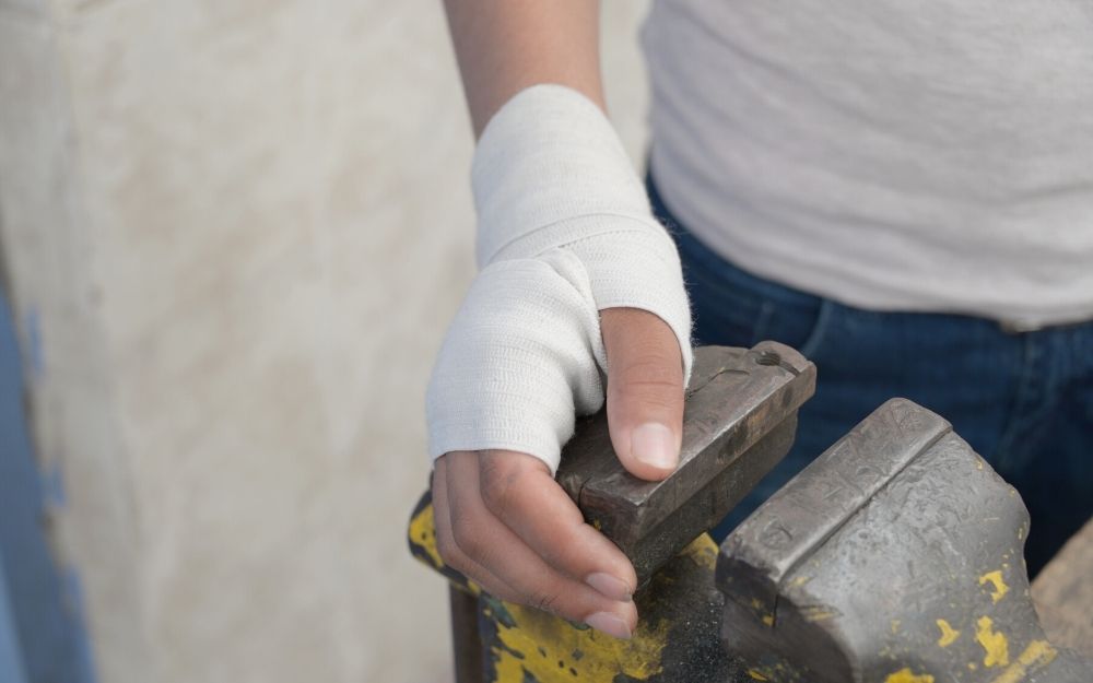 Worker’s Ability to Claim Workers’ Compensation While Remaining Employed